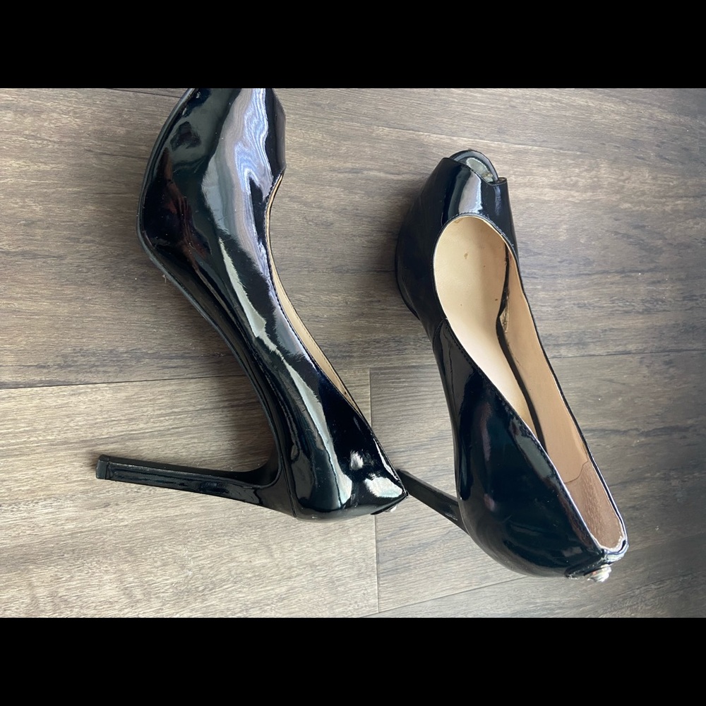 Guess classic peep toe heels in size 7 1/2